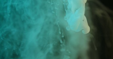 Yumuşak deniz mavisi dumanı karanlık bir arka planda hafifçe kıvrılır, modern tasarımlar, posterler, başlıklar ve sunumlar için mükemmel rüya gibi bir atmosfer dokusu yaratır..