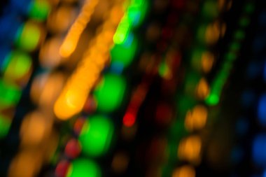 Çok renkli ışık çizgilerinin dinamik bulanıklığı karanlık bir arkaplan karşısında soyut ve enerjik bir model oluşturuyor..