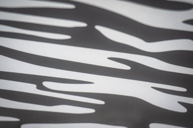 Bir gobo projektör tarafından oluşturulan bulanık siyah ve beyaz zebra çizgileri, arka plan ve modern tasarım için ideal soyut bir model oluşturuyor..