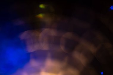 Mavi parlayan ışık ve spiral yansımaları olan bir disko ayna topunun soyut görüntüsü ışıltı ve bokeh ile dolu dinamik bir fütüristik arka plan yaratır..