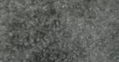 Hafif kar veya toz dumanlı havada rastgele uçuşuyor, nesne reklamları için boş uzay şablonu. Düşük ışıkta beyaz toz bulutu boş siyah kontrast arka planda birçok toz parçacıkları.