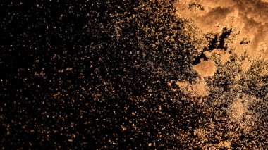 Penceredeki kar ve buz gibi desenler büyüleyici bir kış dokusu yaratıyor..