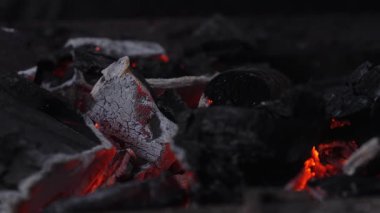 Ateş, ısı, ızgara, yakıt ve dramatik arka plan kavramları için ideal, düşük ışık altında yanan kömür ve kül dokusu ile yakın.