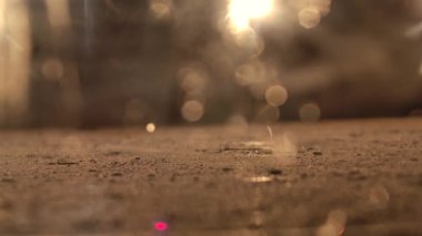 Düşük açılı patinaj bıçağı dramatik bir spreyle buz keser ve kapalı alanda sıcak spot ışıkları yakar. Hareketli, dokulu ve performanslı dinamik kış sporu hareketi. Yavaş çekim.