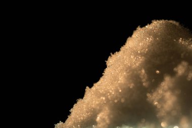 Buzlu kar tanelerinin detaylı makro çekimi ve cam üzerindeki buz desenleri kış dokularının güzelliğini gözler önüne seriyor..