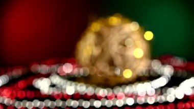 Noel veya Yeni Yıl ve boncuklar için Olağandışı altın oyuncak, rotasyon, kırmızı ve yeşil, bokeh, odak dinamik değişim