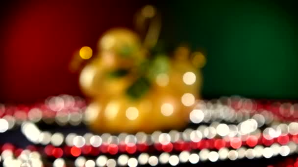 Giocattolo come l'uva per Natale o Capodanno e perline, rotazione, su rosso e verde, bokeh, cambiamento dinamico di attenzione — Video Stock