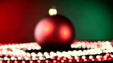 Noel veya Yeni Yıl ve boncuklar için parlak kırmızı oyuncak, rotasyon, yeşil, bokeh, odak dinamik değişim