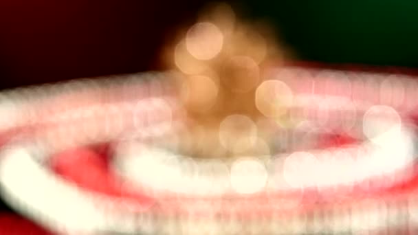 Giocattolo di corallo insolito per Natale o Anno nuovo e perline, rotazione, su rosso e verde, riflessione, bokeh — Video Stock