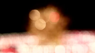Noel veya Yeni Yıl ve boncuklar için Olağandışı mercan oyuncak, rotasyon, yansıma, bokeh, siyah