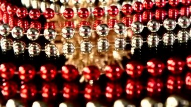 Noel veya Yeni Yıl ve boncuklar için Olağandışı mercan oyuncak, rotasyon, siyah, yakın çekim, odak dinamik değişim