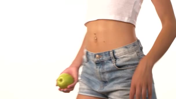 Mujer delgada con manzana en la mano, girando, sobre fondo blanco — Vídeo de stock