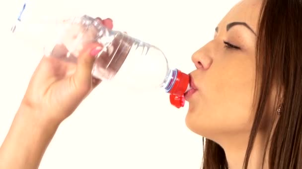 Красива, спортивна жінка п'є воду, на білому, крупним планом — стокове відео