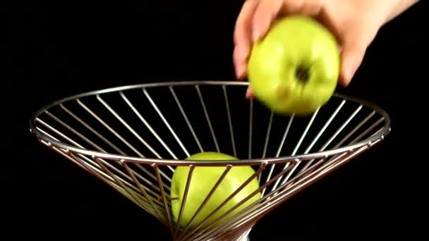 Frutas em vaso, colocando por duas pessoas, em preto — Vídeo de Stock