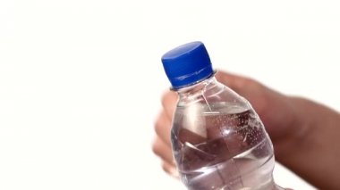 Eller yukarı ve beyaz, yavaş hareket, sıçrama, sprey, kabarcıklar üzerinde tatlı su mavi bir şişe açma
