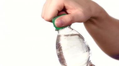 Eller yukarı ve beyaz, yavaş hareket, sıçrama, sprey, kabarcıklar taze su yeşil bir şişe açma