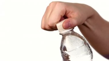 Eller yukarı ve beyaz, yavaş hareket, sıçrama, sprey, kabarcıklar üzerinde tatlı su şişesi açma