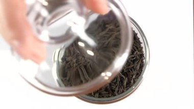 Açık camsı çay kavanozu, kaşık kullanarak, yavaş hareket, beyaz