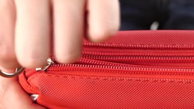 El tutturmak kırmızı el çantası, beyaz, ağır çekim