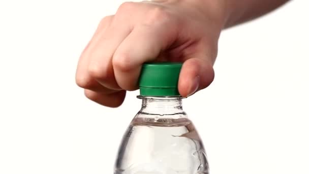 Hände öffnen eine grüne Flasche mit frischem Wasser auf weiß, Zeitlupe, Spritzen, Sprühen, Blasen — Stockvideo