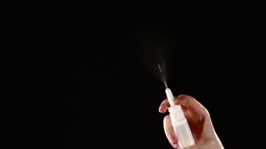 Sprey şişesi üzerinde siyah, yavaş hareket damla, cam yukarı taşır