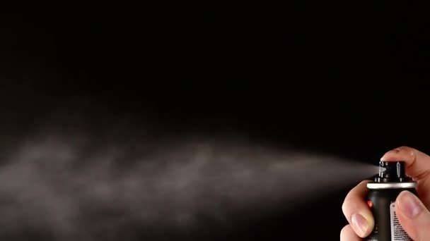 Аэрозольная банка брызг на черном, замедленном движении — стоковое видео