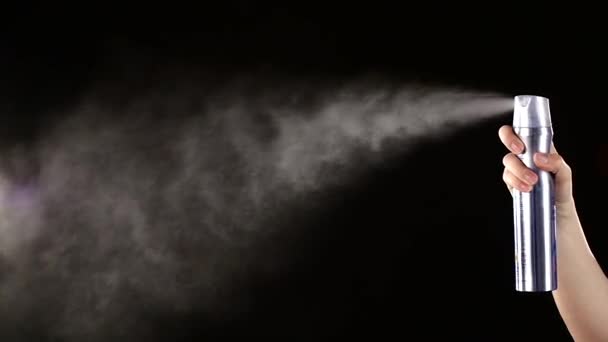 Garrafa de spray gotas para penteado em preto, câmera lenta — Vídeo de Stock