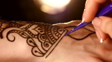 Mehndi yandan yakın arka ışık, siyah, uygulama süreci