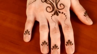 Bileğine mehndi uygulanması bitiş gösterme