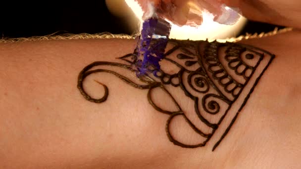 Mehendi proceso de dibujo en la mano, luz de fondo, de cerca — Vídeos de Stock