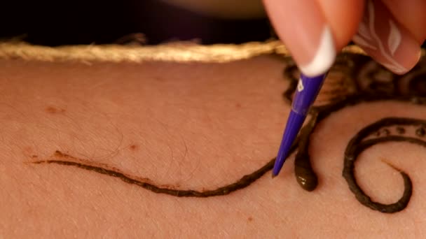 Processus de dessin de finition Mehendi à portée de main, noir, rétroéclairage 