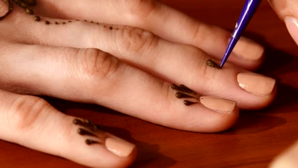 Process of applying mehndi on fingers — Stock Video