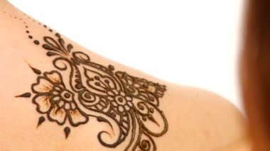 Omzuna çizim süreci, kına mehendi süs