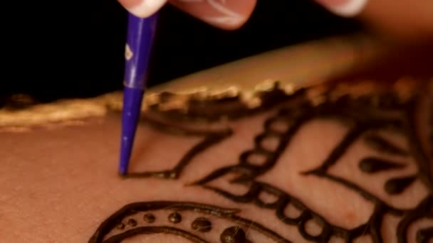 Femme main décorée avec tatouage au henné, mehendi, sur noir, gros plan, cam se déplace haut vers le bas 