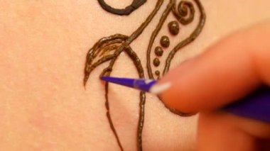 Sırt üstü çizim süreci, kına mehendi süs
