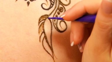 Kına mehendi süsleme işlemi geri çekerek devam