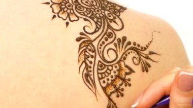 Kına mehendi süsleme sürecinin arkasında beyaz çizim