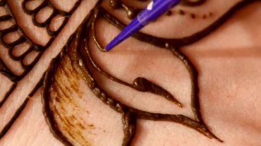 Kadın el ile kına dövmesi, Mehdi, siyah, dekorasyon işlemi kapat, cam üst aşağı taşır