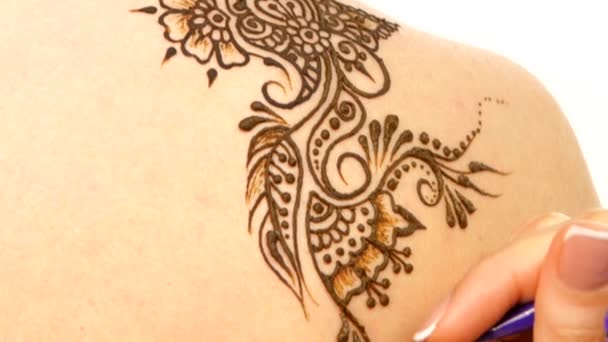 ホワイトの背中にヘナ mehendi 飾りのプロセスを描画 — ストック動画