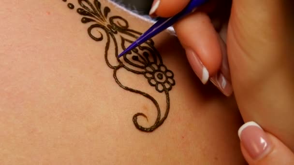 Processus de décoration des femmes dos avec tatouage au henné, mehendi, sur noir — Video