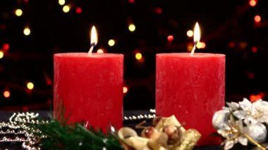 Noel süslemeleri siyah, bokeh, ışık, üzerinde iki kırmızı mumlar çelenk