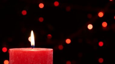 Üst iki kırmızı mum Noel süslemeleri siyah, bokeh, ışık, garland ile