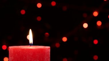 Üst iki kırmızı mum Noel süslemeleri siyah, bokeh, ışık, garland ile