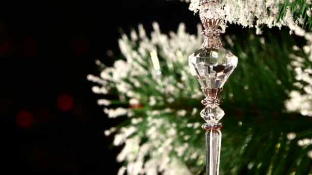 Unusual decoration - a crystalline toy hanging on christmas tree, bokeh, light, black, garland — Stock Video