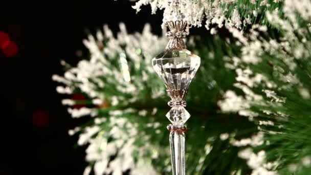 Decorazione insolita - un giocattolo cristallino su albero di Natale, bokeh, luce, nero, ghirlanda, camma si muove a sinistra — Video Stock