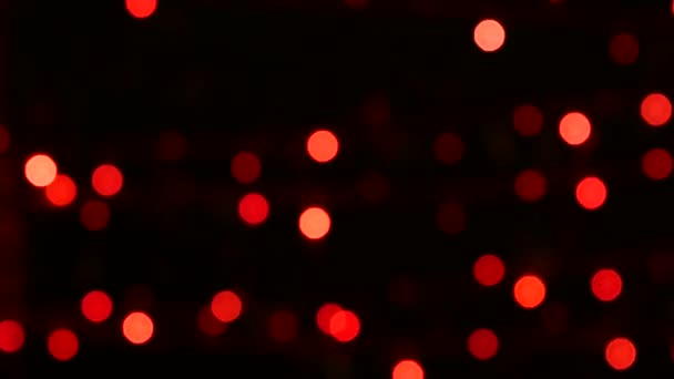 不寻常的装饰-圆的闪闪发光的黄金玩具圣诞树，散景，光，黑色，花环，凸轮上向右移动 — 图库视频影像