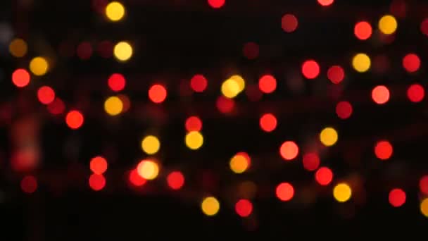 テディ - クリスマス ツリー、ボケ、光、黒、ガーランド、おもちゃのような異常な装飾をクローズ アップ カムを右に移動 — ストック動画