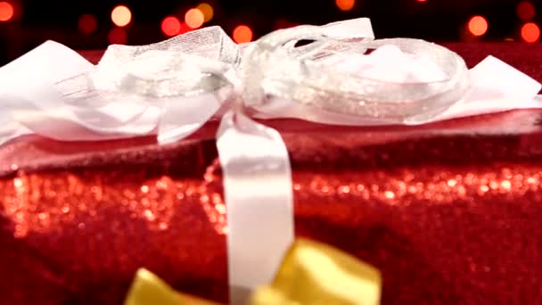 Karácsonyi ajándékokat, dekoráció játékok és fa fenyőtoboz, kamera mozog jobbra, bokeh, koszorú, fény, fekete, közelről — Stock videók