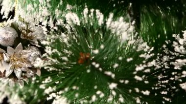 Dekorasyon - çiçekler Noel ağacı, bokeh, ışık, siyah, garland, cam gibi yuvarlak bir oyuncak sola taşır.