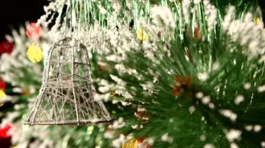 Dekorasyon - Noel ağacı, bokeh, ışık, siyah, garland, cam üstünde bir oyuncak gümüş çan sola taşır.